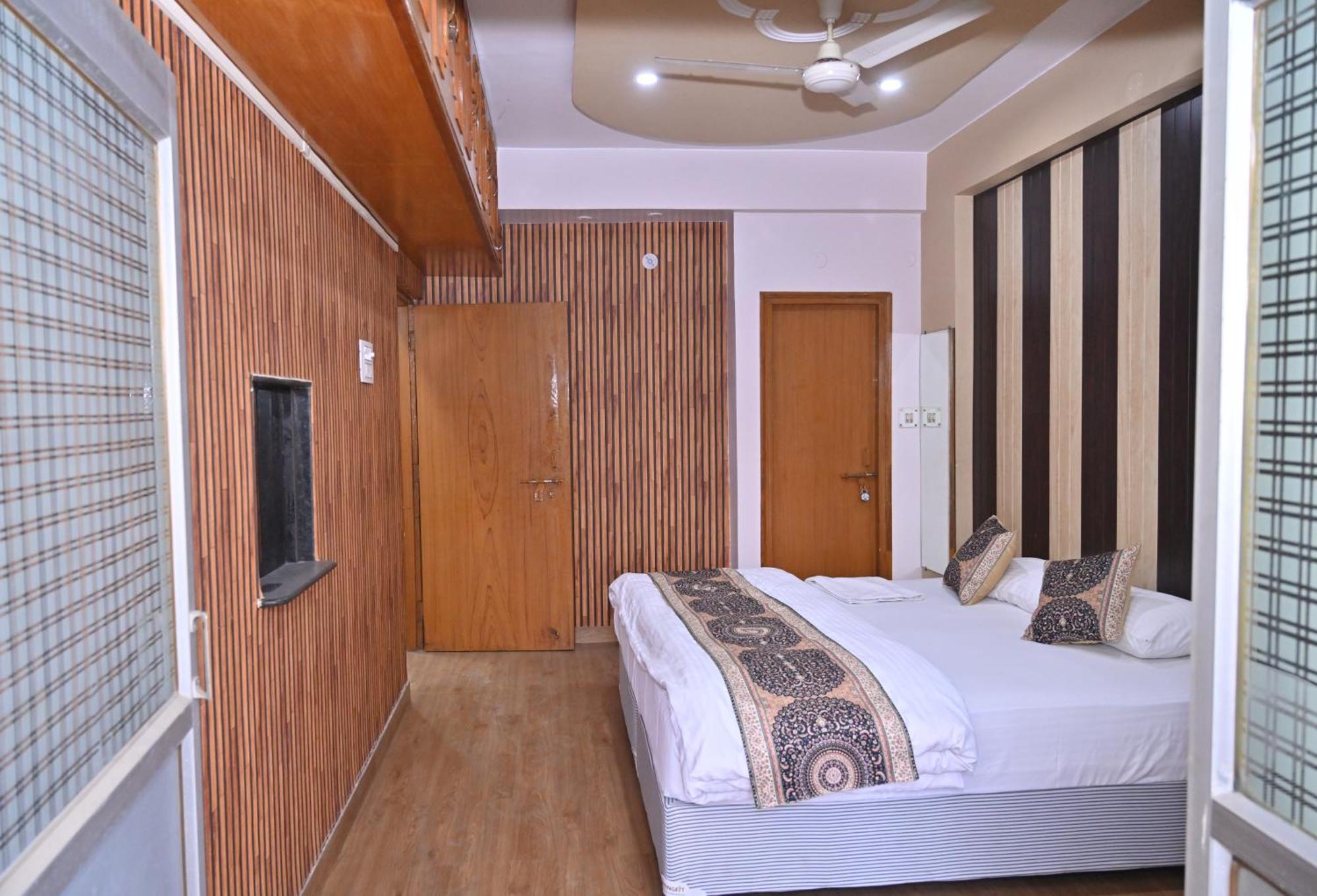 Kashi Vishwanath Apartment *